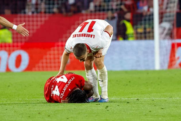 Johan Manzambi (SC Freiburg, 44) verletzt am Boden , Deutschland, Fussball, UEFA Europa League, Halbfinale, 2025 2026, SC Freiburg vs. Sporting Braga, 07.05.2026, Freiburg im Breisgau Europa-Park Stadion Deutschland Copyright: xGrantxHubbsx