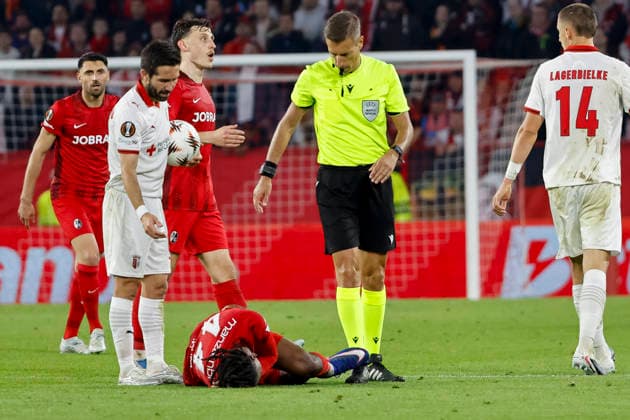 Johan Manzambi (SC Freiburg, 44) verletzt am Boden , Deutschland, Fussball, UEFA Europa League, Halbfinale, 2025 2026, SC Freiburg vs. Sporting Braga, 07.05.2026, Freiburg im Breisgau Europa-Park Stadion Deutschland Copyright: xGrantxHubbsx