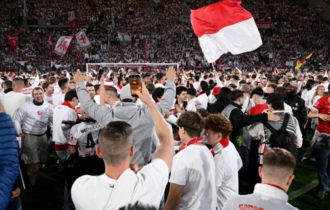 FUSSBALL EUROPA LEAGUE SAISON 2025 2026 Halbfinal Rueckspiel 07.05.2026 SC Freiburg - SC Braga Der SC Freiburg ist im Finale, die Fans stuermen den Platz und feiern auf dem Rasen