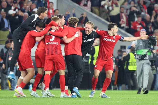 07.05.2026, xrekx, Fussball UEFA Europa League, SC Freiburg - Sporting Braga v.l. SC freiburg Mannschaft, Spieler, jubeln nach Spielende, Team, Player, celebrate at the end of the match Maximilian Eggestein (SC Freiburg) (DFL DFB REGULATIONS PROHIBIT ANY USE OF PHOTOGRAPHS as IMAGE SEQUENCES and or QUASI-VIDEO) Freiburg