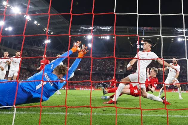Lukas Hornicek (Sporting Braga, 01) hält den Ball von Matthias Ginter (SC Freiburg, 28) , Deutschland, Fussball, UEFA Europa League, Halbfinale, 2025 2026, SC Freiburg vs. Sporting Braga, 07.05.2026, Freiburg im Breisgau Europa-Park Stadion Deutschland Copyright: xGrantxHubbsx