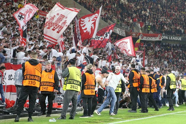 07.05.2026, xrekx, Fussball UEFA Europa League, SC Freiburg - Sporting Braga v.l. Platzsturm Freiburg Fans ,Stimmung, Schals, Ultras, Zuschauer, Besucher, Choreo, Choreografie, atmosphere, scarves, spectators, visitors Bande wurde umgeschmiessen (DFL DFB REGULATIONS PROHIBIT ANY USE OF PHOTOGRAPHS as IMAGE SEQUENCES and or QUASI-VIDEO) Freiburg