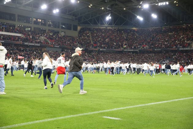07.05.2026, xrekx, Fussball UEFA Europa League, SC Freiburg - Sporting Braga v.l. Platzsturm Freiburg Fans ,Stimmung, Schals, Ultras, Zuschauer, Besucher, Choreo, Choreografie, atmosphere, scarves, spectators, visitors (DFL DFB REGULATIONS PROHIBIT ANY USE OF PHOTOGRAPHS as IMAGE SEQUENCES and or QUASI-VIDEO) Freiburg