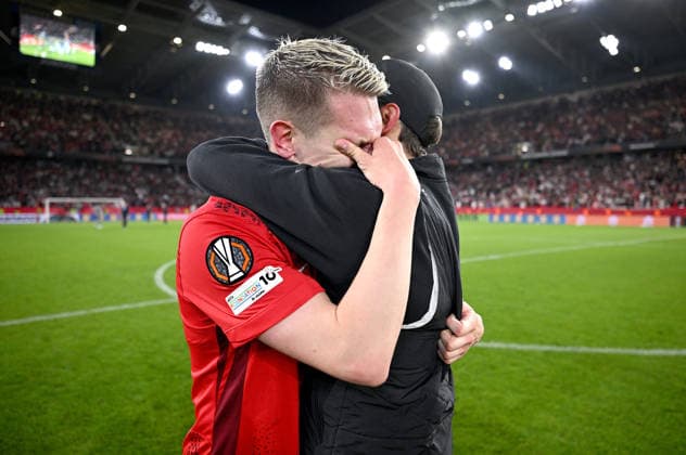 FUSSBALL EUROPA LEAGUE SAISON 2025 2026 Halbfinal Rueckspiel 07.05.2026 SC Freiburg - SC Braga Jubel SC Freiburg nach dem Sieg und einzug ins Finale, v. li., Trainer Julian Schuster mit Matthias Ginter
