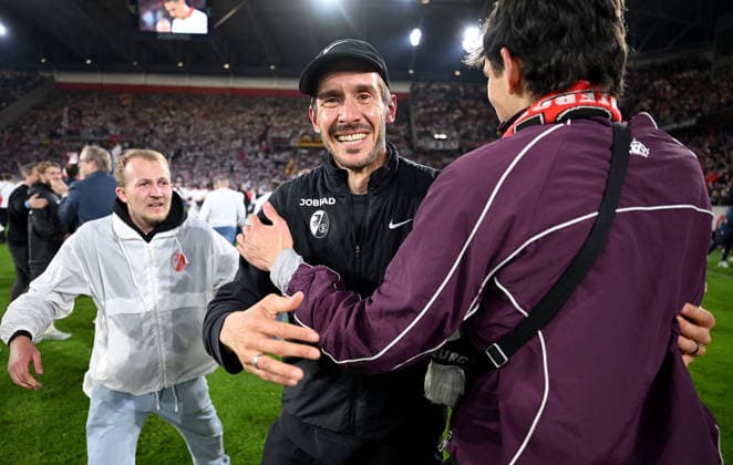 FUSSBALL EUROPA LEAGUE SAISON 2025 2026 Halbfinal Rueckspiel 07.05.2026 SC Freiburg - SC Braga Jubel SC Freiburg nach dem Sieg und einzug ins Finale, Trainer Julian Schuster