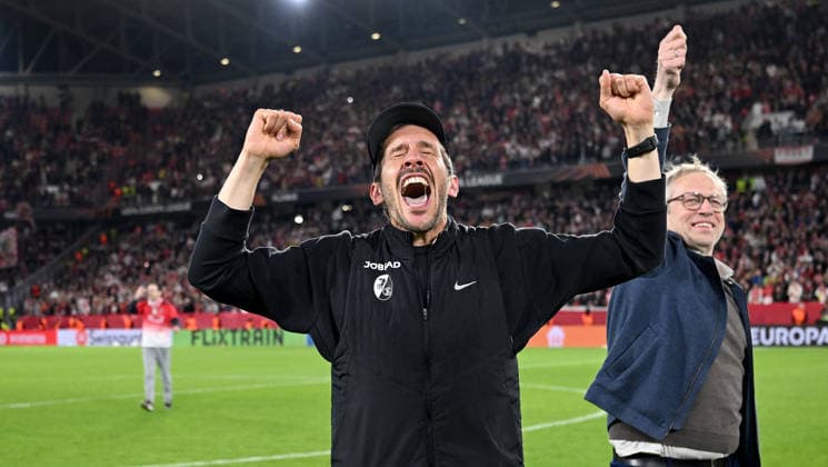 FUSSBALL EUROPA LEAGUE SAISON 2025 2026 Halbfinal Rueckspiel 07.05.2026 SC Freiburg - SC Braga Jubel SC Freiburg nach dem Sieg und einzug ins Finale, Trainer Julian Schuster