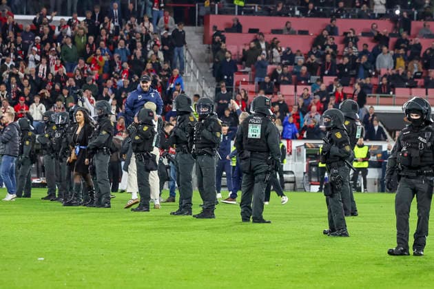Polizeieinsatz auf dem Feld , Deutschland, Fussball, UEFA Europa League, Halbfinale, 2025 2026, SC Freiburg vs. Sporting Braga, 07.05.2026, Freiburg im Breisgau Europa-Park Stadion Deutschland Copyright: xGrantxHubbsx