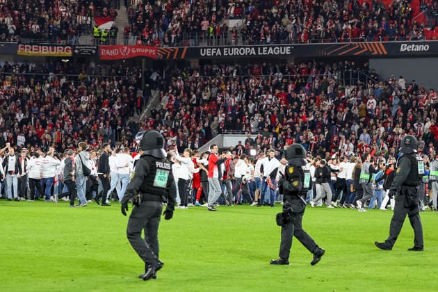 Polizeieinsatz auf dem Feld , Deutschland, Fussball, UEFA Europa League, Halbfinale, 2025 2026, SC Freiburg vs. Sporting Braga, 07.05.2026, Freiburg im Breisgau Europa-Park Stadion Deutschland Copyright: xGrantxHubbsx