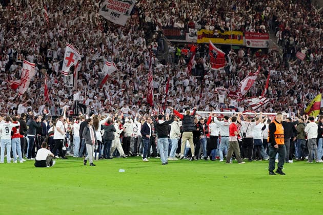 Fans von SC Freiburg auf dem Feld , Deutschland, Fussball, UEFA Europa League, Halbfinale, 2025 2026, SC Freiburg vs. Sporting Braga, 07.05.2026, Freiburg im Breisgau Europa-Park Stadion Deutschland Copyright: xGrantxHubbsx