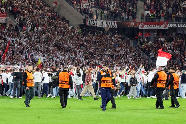 Fans von SC Freiburg auf dem Feld , Deutschland, Fussball, UEFA Europa League, Halbfinale, 2025 2026, SC Freiburg vs. Sporting Braga, 07.05.2026, Freiburg im Breisgau Europa-Park Stadion Deutschland Copyright: xGrantxHubbsx