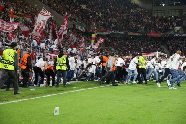 07.05.2026, xrekx, Fussball UEFA Europa League, SC Freiburg - Sporting Braga v.l. Platzsturm Freiburg Fans ,Stimmung, Schals, Ultras, Zuschauer, Besucher, Choreo, Choreografie, atmosphere, scarves, spectators, visitors (DFL DFB REGULATIONS PROHIBIT ANY USE OF PHOTOGRAPHS as IMAGE SEQUENCES and or QUASI-VIDEO) Freiburg