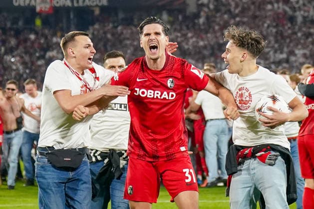 Deutschland: Fussball Europa League 2025 - 2026, Halbfinale - SC Freiburg vs Sporting Braga - Europa Park Stadion (Freiburg): Igor Matanovic (SC Freiburg, 31) mit Fans, Freude, Emotionen, Jubel, Mimik, Gesichtsausdruck, Emotion, Geste, Gestik, Emotion, Finale, Sieg Copyright: xJOERANxSTEINSIEKx