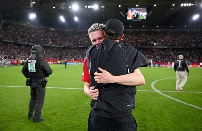 FUSSBALL EUROPA LEAGUE SAISON 2025 2026 Halbfinal Rueckspiel 07.05.2026 SC Freiburg - SC Braga Jubel nach dem Sieg und dem Einzug ins Finale, v. li., Matthias Ginter mit Trainer Julian Schuster (SC Freiburg) jubel mit den Fans nach dem Platzsturm