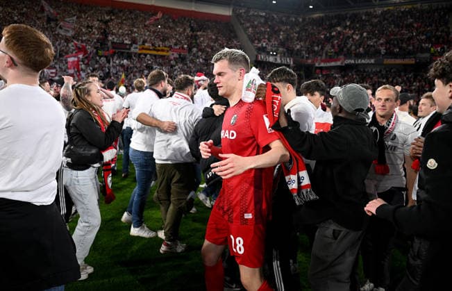 FUSSBALL EUROPA LEAGUE SAISON 2025 2026 Halbfinal Rueckspiel 07.05.2026 SC Freiburg - SC Braga Jubel SC Freiburg nach dem Sieg und dem Einzug ins Finale, Matthias Ginter jubel mit den Fans nach dem Platzsturm