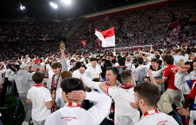 FUSSBALL EUROPA LEAGUE SAISON 2025 2026 Halbfinal Rueckspiel 07.05.2026 SC Freiburg - SC Braga Jubel SC Freiburg nach dem Sieg und dem Einzug ins Finale, jubel mit den Fans nach dem Platzsturm