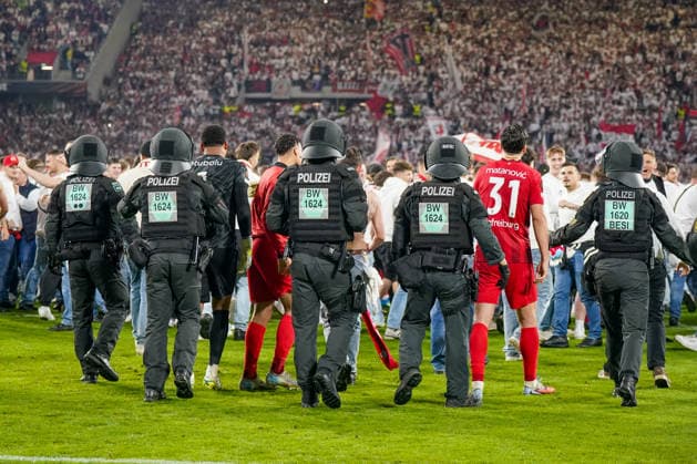 Deutschland: Fussball Europa League 2025 - 2026, Halbfinale - SC Freiburg vs Sporting Braga - Europa Park Stadion (Freiburg): Igor Matanovic (SC Freiburg, 31) mit Fans, Freude, Emotionen, Jubel, Mimik, Gesichtsausdruck, Emotion, Geste, Gestik, Emotion, Finale, Sieg, Polizei, Platzsturm Copyright: xJOERANxSTEINSIEKx