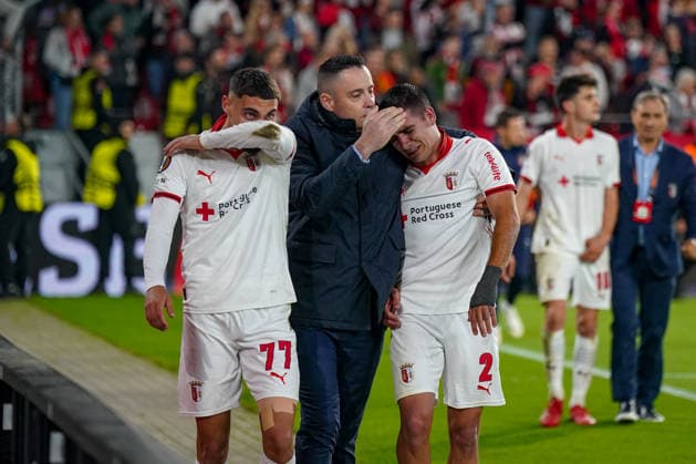 Deutschland: Fussball Europa League 2025 - 2026, Halbfinale - SC Freiburg vs Sporting Braga - Europa Park Stadion (Freiburg): Gabriel Martinez (SC Braga, 77) Victor Gomez (SC Braga, 2) Enttäuschung, Trauer, Tränen Copyright: xJOERANxSTEINSIEKx