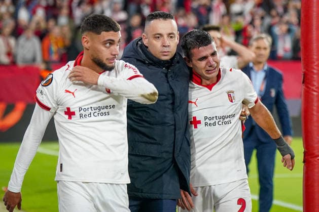 Deutschland: Fussball Europa League 2025 - 2026, Halbfinale - SC Freiburg vs Sporting Braga - Europa Park Stadion (Freiburg): Gabriel Martinez (SC Braga, 77) Victor Gomez (SC Braga, 2) Enttäuschung, Trauer, Tränen Copyright: xJOERANxSTEINSIEKx