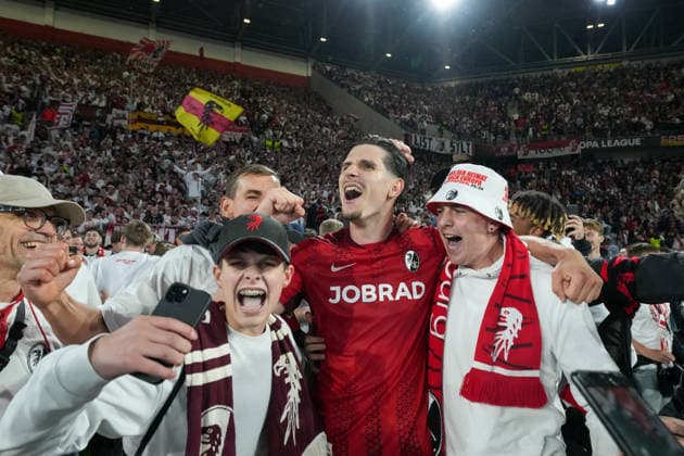 Platzsturm, Emotionen, Jubel, Igor Matanovic (SC Freiburg, 31) , Deutschland, Fussball, UEFA Europa League, Halbfinale, Rückspiel, 2025 2026, SC Freiburg vs. SC Braga, 07.05.2026, Europa-Park Stadion, Freiburg Freiburg Europa-Park Stadion Baden-Württemberg Deutschland Copyright: xArnexAmbergx