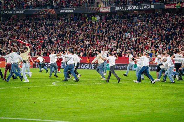 07.05.2026, xdaymx, Fussball UEFA Europa League, SC Freiburg - Sporting Braga, Platzsturm nach dem Schlusspfiff der Freiburger Fans (DFL DFB REGULATIONS PROHIBIT ANY USE OF PHOTOGRAPHS as IMAGE SEQUENCES and or QUASI-VIDEO) Freiburg