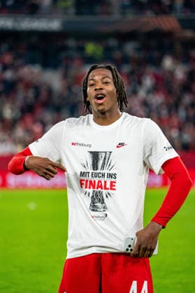07.05.2026, xdaymx, Fussball UEFA Europa League, SC Freiburg - Sporting Braga, Johan Manzambi posiert nach dem Spiel mit dem T-Shirt zum fürs Finale der Europa League (DFL DFB REGULATIONS PROHIBIT ANY USE OF PHOTOGRAPHS as IMAGE SEQUENCES and or QUASI-VIDEO) Freiburg *** 07 05 2026, xdaymx, Football UEFA Europa League, SC Freiburg Sporting Braga, Johan Manzambi poses after the match with the T-shirt for the Europa League final DFL DFB REGULATIONS PROHIBIT ANY USE OF PHOTOGRAPHS as IMAGE SEQUENCES and or QUASI VIDEO Freiburg
