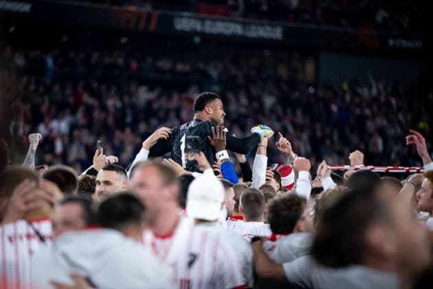 GER, Europa League, Halbfinale, SC Freiburg vs Sporting Braga 07.05.2026, Europa Park Stadion, Freiburg, GER, Europa League, Halbfinale, SC Freiburg vs Sporting Braga, im Bild Noah Atubolu (SC Freiburg, 01) und Fans jubeln ueber den 3:1 Sieg und Einzug in das Finale, Fans stürmen den Platz,