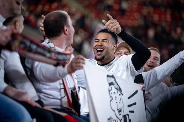 GER, Europa League, Halbfinale, SC Freiburg vs Sporting Braga 07.05.2026, Europa Park Stadion, Freiburg, GER, Europa League, Halbfinale, SC Freiburg vs Sporting Braga, im Bild Noah Atubolu (SC Freiburg, 01) jubelt ueber den 3:1 Sieg und Einzug in das Finale und feiert mit den Fans Ultras auf der Tribüne,