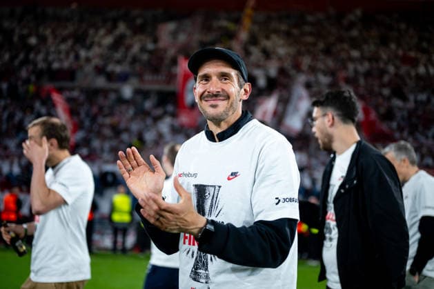 GER, Europa League, Halbfinale, SC Freiburg vs Sporting Braga 07.05.2026, Europa Park Stadion, Freiburg, GER, Europa League, Halbfinale, SC Freiburg vs Sporting Braga, im Bild Julian Schuster (SC Freiburg, Trainer) und Team jubeln ueber den 3:1 Sieg und Einzug in das Finale und lassen sich von den Fans feiern,