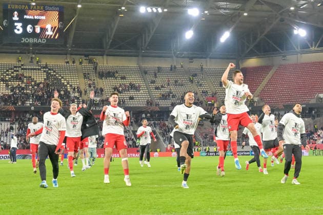 Team SC Freiburg feiert den Einzug ins Finale vor der Kurzve. GER, SC Freiburg - Sporting Braga, Fussball, Europa League, Halbfinale, Saison 2025 2026, 07.05.2026 GER, SC Freiburg - Sporting Braga, Fussball, Europa League, Halbfinale, Saison 2025 2026, 07.05.2026 Freiburg Copyright: xEibner-Pressefoto ThomasxHessx EP_THS