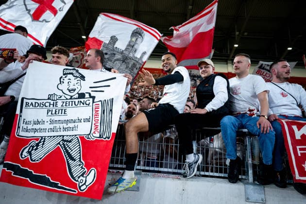 GER, Europa League, Halbfinale, SC Freiburg vs Sporting Braga 07.05.2026, Europa Park Stadion, Freiburg, GER, Europa League, Halbfinale, SC Freiburg vs Sporting Braga, im Bild Noah Atubolu (SC Freiburg, 01) jubelt ueber den 3:1 Sieg und Einzug in das Finale und feiert mit den Fans Ultras auf der Tribüne, daneben Banner Badische Zeitung BZ Pleite,