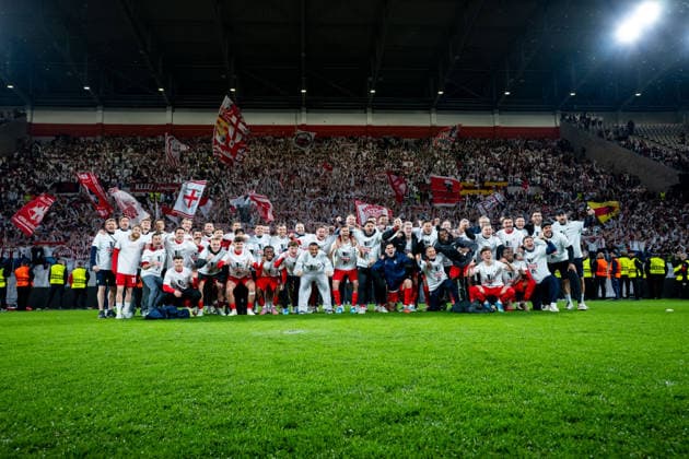 GER, Europa League, Halbfinale, SC Freiburg vs Sporting Braga 07.05.2026, Europa Park Stadion, Freiburg, GER, Europa League, Halbfinale, SC Freiburg vs Sporting Braga, im Bild Mannschaft um Julian Schuster (SC Freiburg, Trainer), Lukas Kübler (SC Freiburg, 17), Noah Atubolu (SC Freiburg, 01), Johan Manzambi (SC Freiburg, 44), Jan-Niklas Beste (SC Freiburg, 19), Matthias Ginter (SC Freiburg, 28), Lucas Höler (SC Freiburg, 09), Vincenzo Grifo (SC Freiburg, 32) beim Teamfoto jubeln ueber den 3:1 Sieg und Einzug in das Finale und lassen sich von den Fans feiern, *** GER, Europa League, semi-final, SC Freiburg vs Sporting Braga 07 05 2026, Europa Park Stadion, Freiburg, GER, Europa League, semi-final, SC Freiburg vs Sporting Braga, in the picture team around Julian Schuster SC Freiburg, coach , Lukas Kübler SC Freiburg, 17 , Noah Atubolu SC Freiburg, 01 , Johan Manzambi SC Freiburg, 44 , Jan Niklas Beste SC Freiburg, 19 , Matthias Ginter SC Freiburg, 28 , Lucas Höler SC Freiburg, 09 , Vincenzo Grifo SC Freiburg, 32 at the team photo celebrating the 3 1 victory and entry into the final and being celebrated by the fans, nordphotoxGmbHx xMemmler nph00005