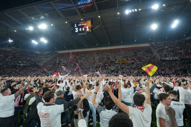 Die Mannschaft feiert den Einzug ins Finale mit den Fans, Platzsturm , Deutschland, Fussball, UEFA Europa League, Halbfinale, Rückspiel, 2025 2026, SC Freiburg vs. SC Braga, 07.05.2026, Europa-Park Stadion, Freiburg Freiburg Europa-Park Stadion Baden-Württemberg Deutschland Copyright: xArnexAmbergx
