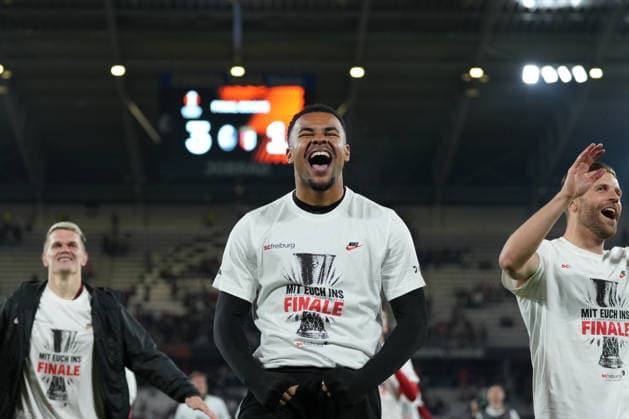 Die Mannschaft feiert den Einzug ins Finale mit den Fans, Noah Atubolu (SC Freiburg, 01) , Deutschland, Fussball, UEFA Europa League, Halbfinale, Rückspiel, 2025 2026, SC Freiburg vs. SC Braga, 07.05.2026, Europa-Park Stadion, Freiburg Freiburg Europa-Park Stadion Baden-Württemberg Deutschland Copyright: xArnexAmbergx