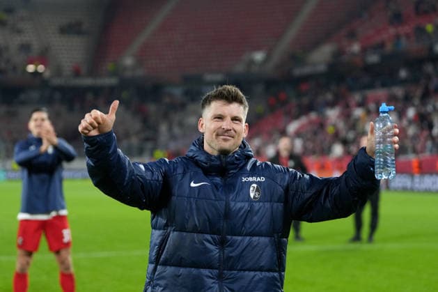 Die Mannschaft feiert den Einzug ins Finale mit den Fans, Lukas Kübler Lukas Kuebler (SC Freiburg, 17) , Deutschland, Fussball, UEFA Europa League, Halbfinale, Rückspiel, 2025 2026, SC Freiburg vs. SC Braga, 07.05.2026, Europa-Park Stadion, Freiburg Freiburg Europa-Park Stadion Baden-Württemberg Deutschland Copyright: xArnexAmbergx