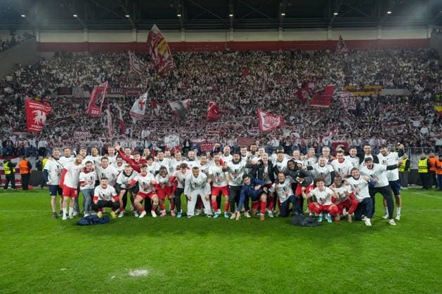 Die Mannschaft feiert den Einzug ins Finale mit den Fans , Deutschland, Fussball, UEFA Europa League, Halbfinale, Rückspiel, 2025 2026, SC Freiburg vs. SC Braga, 07.05.2026, Europa-Park Stadion, Freiburg Freiburg Europa-Park Stadion Baden-Württemberg Deutschland Copyright: xArnexAmbergx