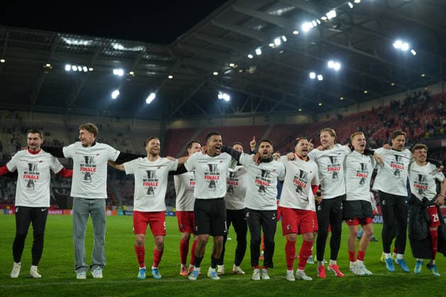 Die Mannschaft feiert den Einzug ins Finale mit den Fans , Deutschland, Fussball, UEFA Europa League, Halbfinale, Rückspiel, 2025 2026, SC Freiburg vs. SC Braga, 07.05.2026, Europa-Park Stadion, Freiburg Freiburg Europa-Park Stadion Baden-Württemberg Deutschland Copyright: xArnexAmbergx