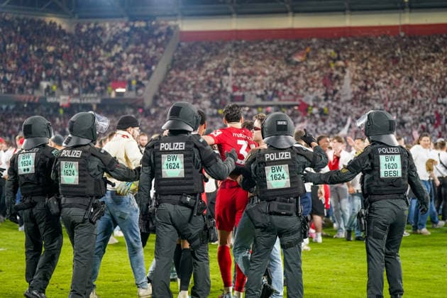 Deutschland: Fussball Europa League 2025 - 2026, Halbfinale - SC Freiburg vs Sporting Braga - Europa Park Stadion (Freiburg): Gabriel Martinez (SC Braga, 77) Victor Gomez (SC Braga, 2) Enttäuschung, Trauer, Tränen Copyright: xJOERANxSTEINSIEKx