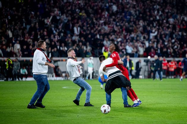 GER, Europa League, Halbfinale, SC Freiburg vs Sporting Braga 07.05.2026, Europa Park Stadion, Freiburg, GER, Europa League, Halbfinale, SC Freiburg vs Sporting Braga, im Bild Johan Manzambi (SC Freiburg, 44) und Fan jubeln ueber den 3:1 Sieg und Einzug in das Finale, Fans stürmen den Platz,
