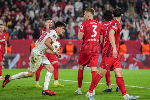 UEFA Europa League: SC Freiburg vs Sporting Braga, 07.04.2026 Pau Victor (Sporting Braga, 18) zum 3:1, der den Ball aus dem Tor holt UEFA Europa League: SC Freiburg vs Sporting Braga, Europa-Park-Stadion, 07.04.2026 Copyright: xBEAUTIFULxSPORTS Boscox