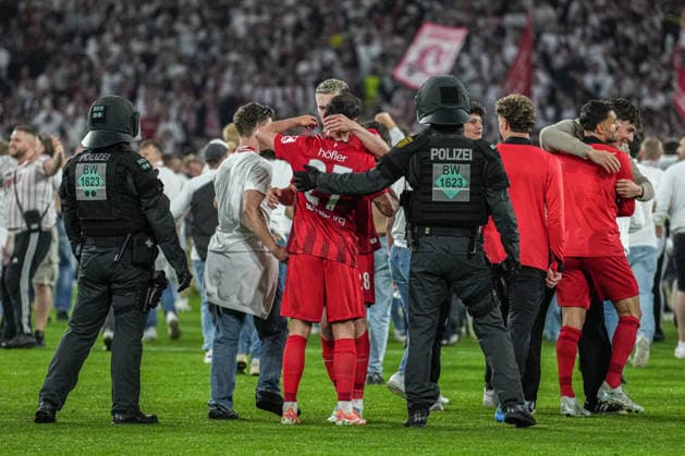 UEFA Europa League: SC Freiburg vs Sporting Braga, 07.04.2026 Polizei die auf dem Platz versucht die Fans zurückzuhalten UEFA Europa League: SC Freiburg vs Sporting Braga, Europa-Park-Stadion, 07.04.2026 Copyright: xBEAUTIFULxSPORTS Boscox