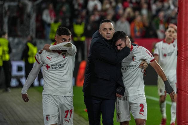 UEFA Europa League: SC Freiburg vs Sporting Braga, 07.04.2026 Gabriel Martinez (Sporting Braga, 77) underVictor Gomez (Sporting Braga, 2) traurig nach dem Spiel UEFA Europa League: SC Freiburg vs Sporting Braga, Europa-Park-Stadion, 07.04.2026 Copyright: xBEAUTIFULxSPORTS Boscox