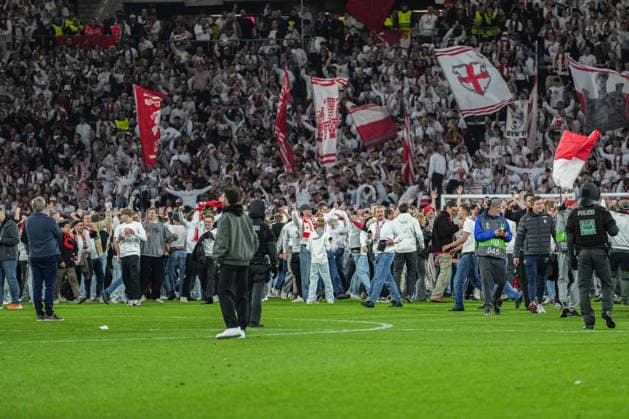 UEFA Europa League: SC Freiburg vs Sporting Braga, 07.04.2026 Polizei die auf dem Platz versucht die Fans zurückzuhalten UEFA Europa League: SC Freiburg vs Sporting Braga, Europa-Park-Stadion, 07.04.2026 Copyright: xBEAUTIFULxSPORTS Boscox