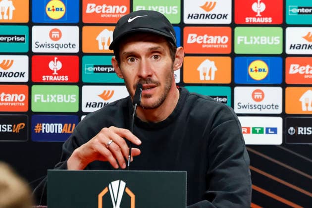 Julian Schuster (SC Freiburg, Trainer) bei der Pressekonferenz , Deutschland, Fussball, UEFA Europa League, Halbfinale, 2025 2026, SC Freiburg vs. Sporting Braga, 08.05.2026, Freiburg im Breisgau Europa-Park Stadion Deutschland Copyright: xGrantxHubbsx
