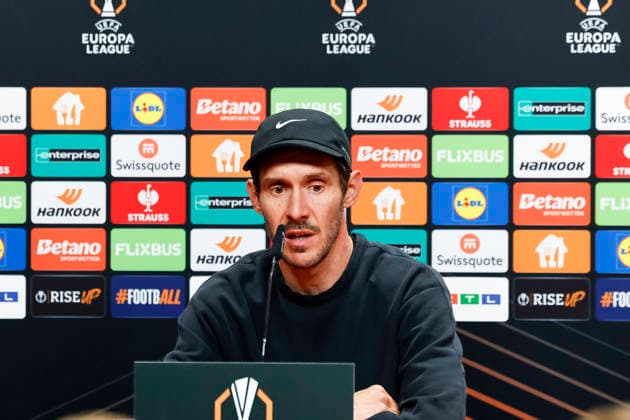 Julian Schuster (SC Freiburg, Trainer) bei der Pressekonferenz , Deutschland, Fussball, UEFA Europa League, Halbfinale, 2025 2026, SC Freiburg vs. Sporting Braga, 08.05.2026, Freiburg im Breisgau Europa-Park Stadion Deutschland Copyright: xGrantxHubbsx