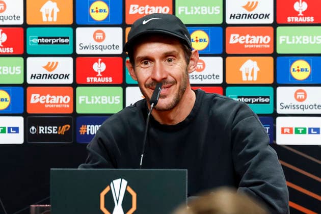 Julian Schuster (SC Freiburg, Trainer) bei der Pressekonferenz , Deutschland, Fussball, UEFA Europa League, Halbfinale, 2025 2026, SC Freiburg vs. Sporting Braga, 08.05.2026, Freiburg im Breisgau Europa-Park Stadion Deutschland Copyright: xGrantxHubbsx