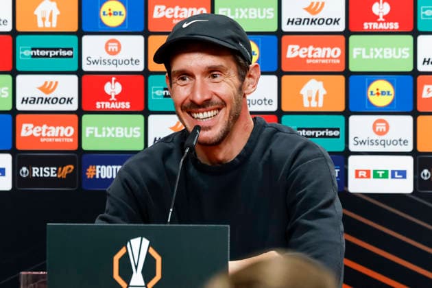 Julian Schuster (SC Freiburg, Trainer) bei der Pressekonferenz , Deutschland, Fussball, UEFA Europa League, Halbfinale, 2025 2026, SC Freiburg vs. Sporting Braga, 08.05.2026, Freiburg im Breisgau Europa-Park Stadion Deutschland Copyright: xGrantxHubbsx