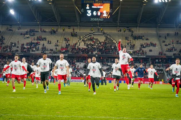 Deutschland: Fussball Europa League 2025 - 2026, Halbfinale - SC Freiburg vs Sporting Braga - Europa Park Stadion (Freiburg): Mannschaftsfoto, Totale, Freude, Emotionen, Jubel Noah Atubolu (SC Freiburg, 01) Lucas Höler Lucas Hoeler (SC Freiburg, 09) Vincenzo Grifo (SC Freiburg, 32) Christian Günter Christian Guenter (SC Freiburg, 30) Philipp Treu (SC Freiburg, 29) Copyright: xJOERANxSTEINSIEKx