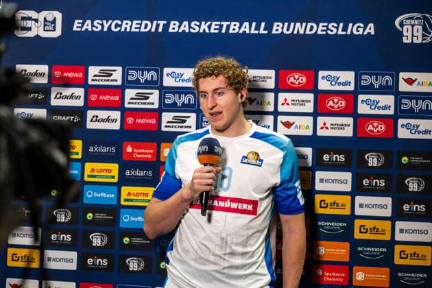 GER, easy-Credit Basketball-Bundesliga, Niners Chemnitz - Frankfurt Skyliners. 07.05.2026, Messe, Chemnitz, GER, easy-Credit Basketball-Bundesliga, Niners Chemnitz - Frankfurt Skyliners. Jacob Holt (Frankfurt Skyliners 10) beim Interview mit DYN Foto Alexander Trienitz Chemnitz Messe Sachsen Deutschland