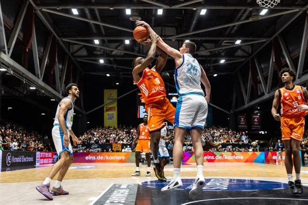 GER, easy-Credit Basketball-Bundesliga, Niners Chemnitz - Frankfurt Skyliners. 07.05.2026, Messe, Chemnitz, GER, easy-Credit Basketball-Bundesliga, Niners Chemnitz - Frankfurt Skyliners. John Edward Newman III (Niners Chemnitz, 9), Jacob Knauf (Frankfurt Skyliners 25) Foto Alexander Trienitz Chemnitz Messe Sachsen Deutschland