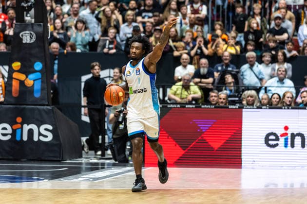 GER, easy-Credit Basketball-Bundesliga, Niners Chemnitz - Frankfurt Skyliners. 07.05.2026, Messe, Chemnitz, GER, easy-Credit Basketball-Bundesliga, Niners Chemnitz - Frankfurt Skyliners. Isaiah Swope (Frankfurt Skyliners 1) gibt Handzeichen Foto Alexander Trienitz Chemnitz Messe Sachsen Deutschland